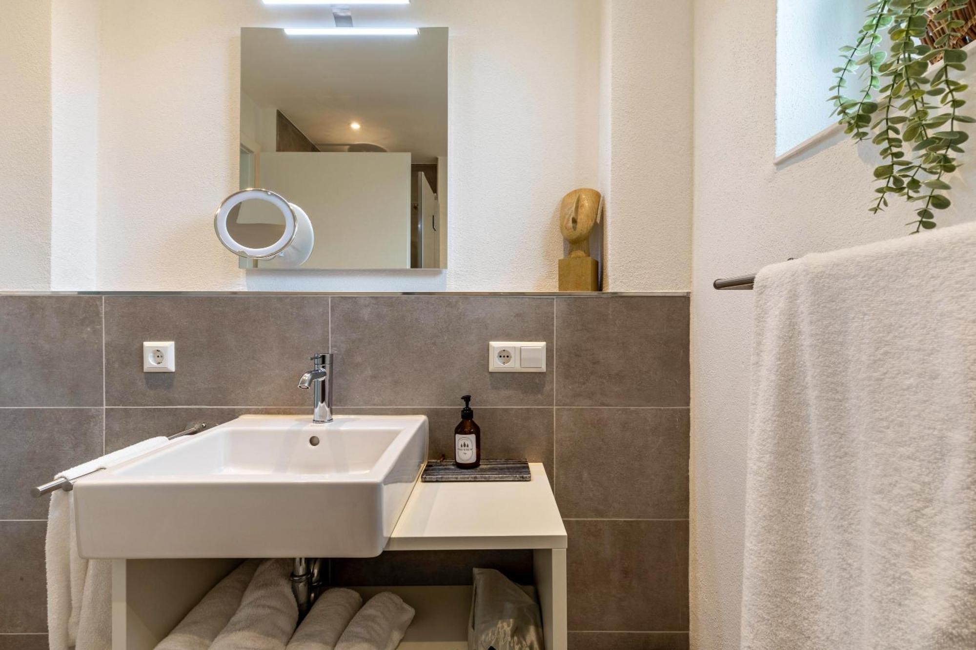 3 Parkside Apartment *